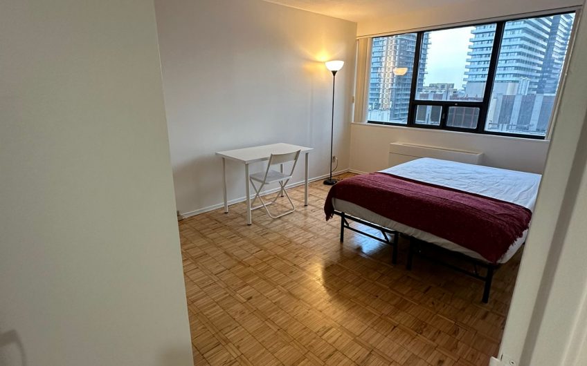 BLOOR STREET DELUXE ROOM